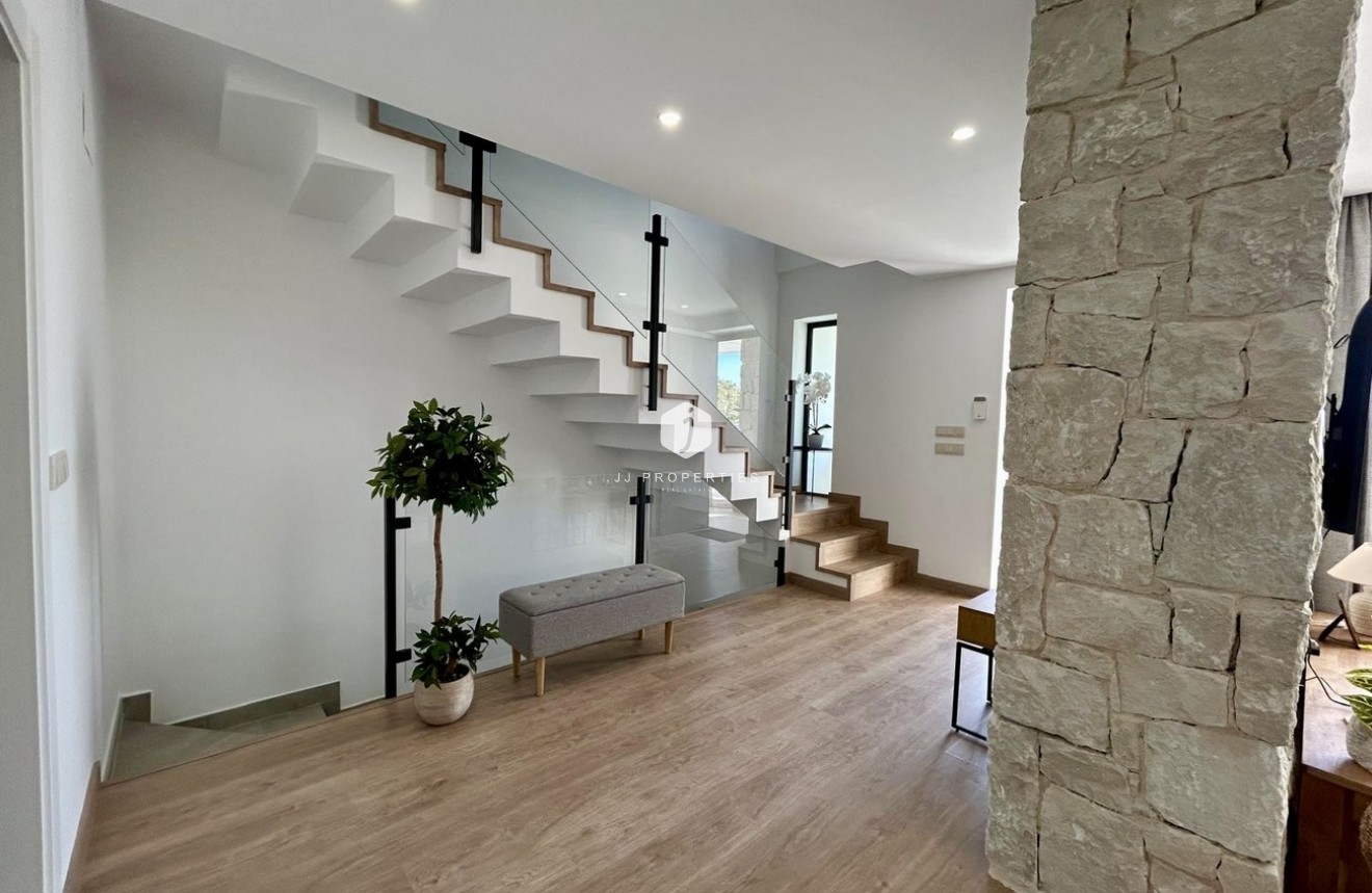 Z drugiej ręki - Szalet -
Dolores - Costa Blanca