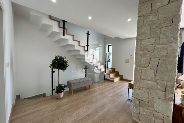 Z drugiej ręki - Szalet -
Dolores - Costa Blanca