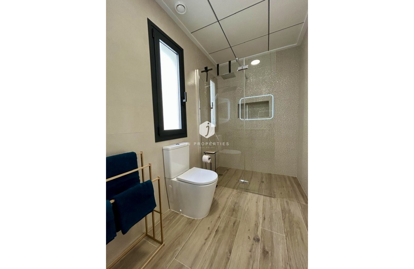 Z drugiej ręki - Szalet -
Dolores - Costa Blanca