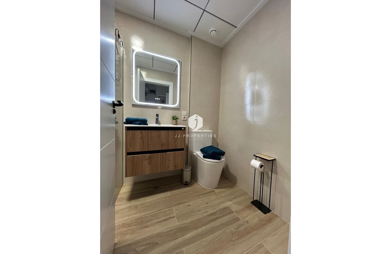 Z drugiej ręki - Szalet -
Dolores - Costa Blanca