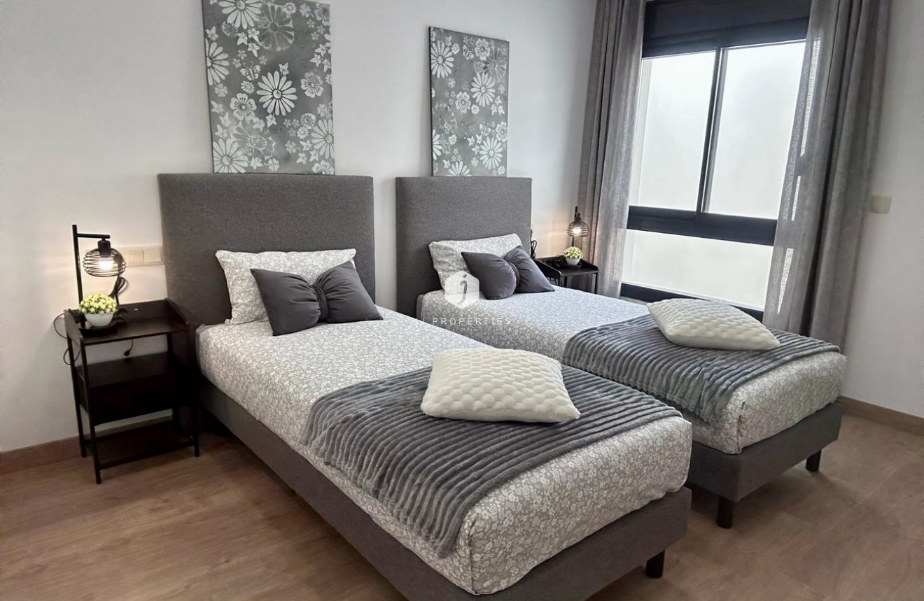 Z drugiej ręki - Szalet -
Dolores - Costa Blanca