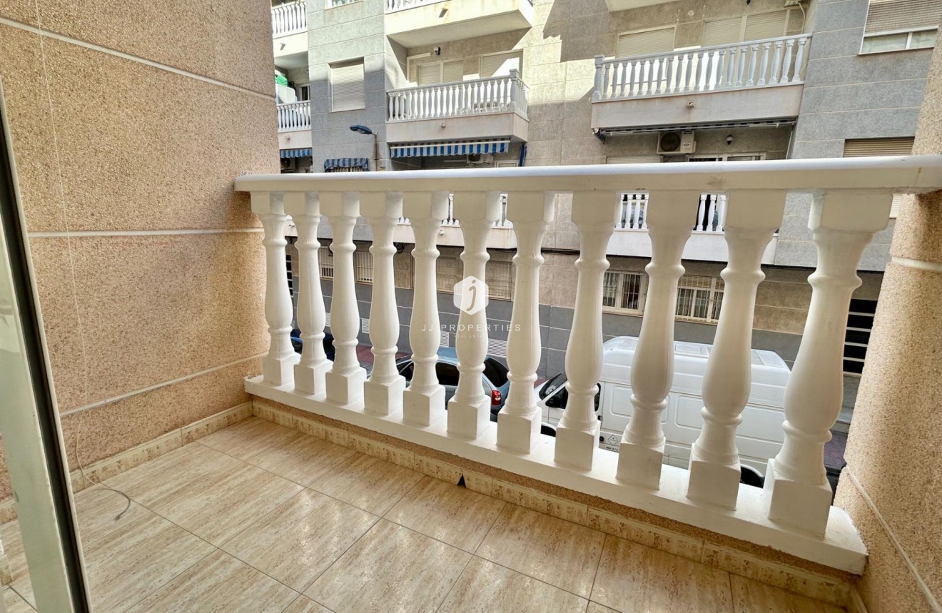 Z drugiej ręki - Mieszkanie w bloku -
Torrevieja - Estacion de autobuses