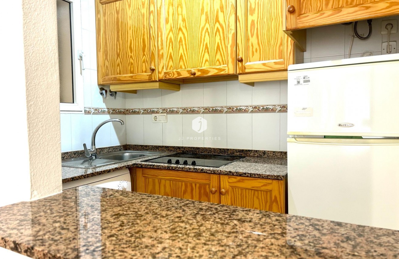 Z drugiej ręki - Mieszkanie w bloku -
Torrevieja - Estacion de autobuses