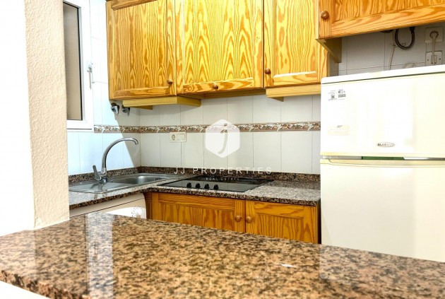 Z drugiej ręki - Mieszkanie w bloku -
Torrevieja - Estacion de autobuses