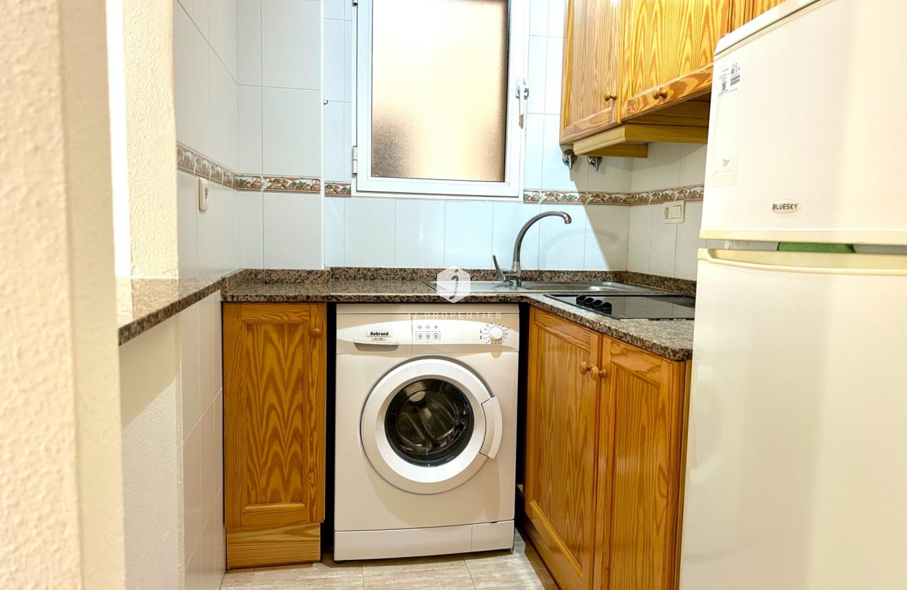 Z drugiej ręki - Mieszkanie w bloku -
Torrevieja - Estacion de autobuses