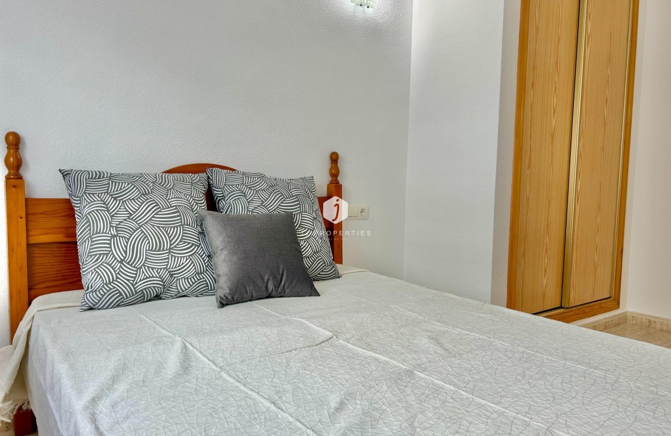 Z drugiej ręki - Mieszkanie w bloku -
Torrevieja - Estacion de autobuses