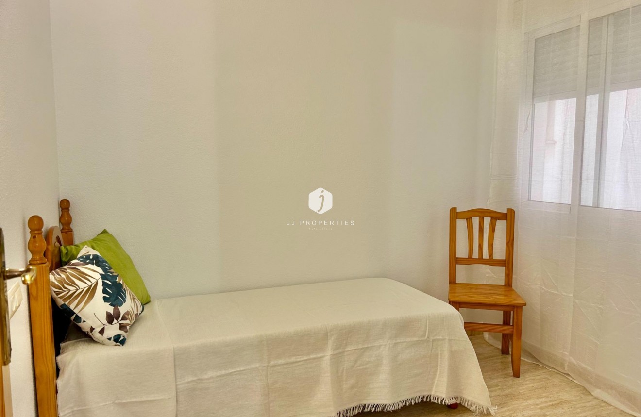 Z drugiej ręki - Mieszkanie w bloku -
Torrevieja - Estacion de autobuses