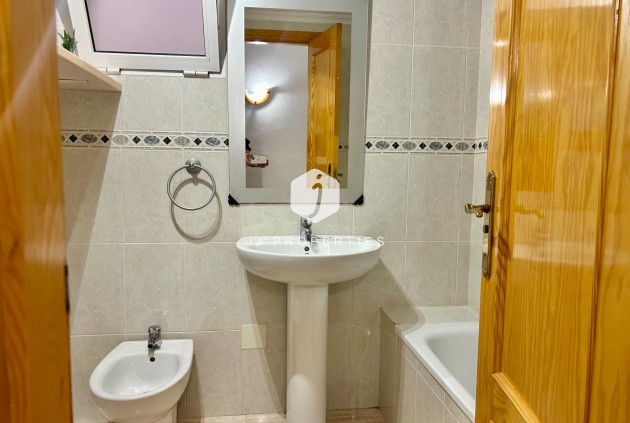 Z drugiej ręki - Mieszkanie w bloku -
Torrevieja - Estacion de autobuses