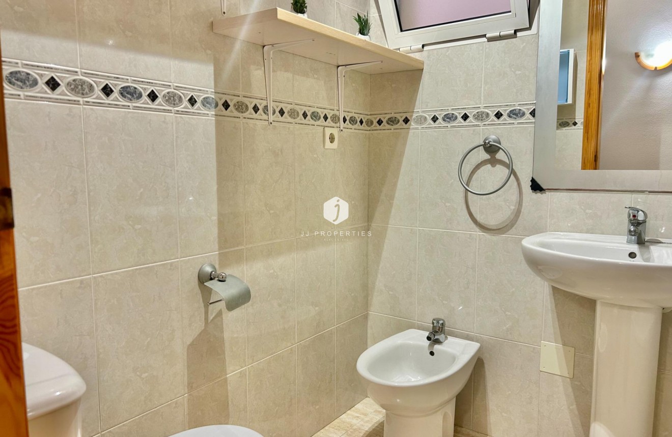 Z drugiej ręki - Mieszkanie w bloku -
Torrevieja - Estacion de autobuses