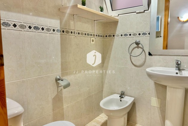 Z drugiej ręki - Mieszkanie w bloku -
Torrevieja - Estacion de autobuses