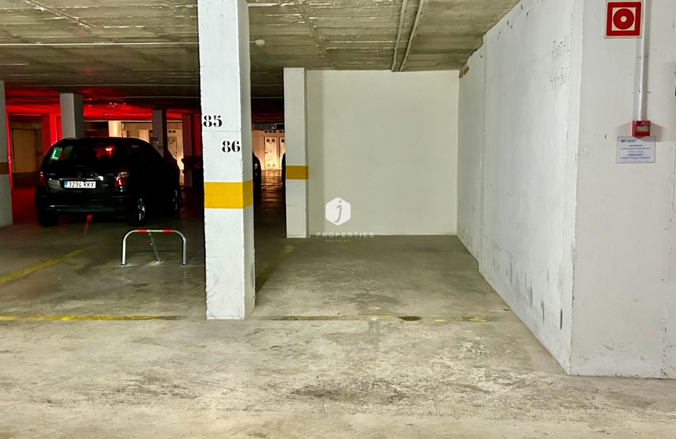 Z drugiej ręki - Mieszkanie w bloku -
Torrevieja - Estacion de autobuses