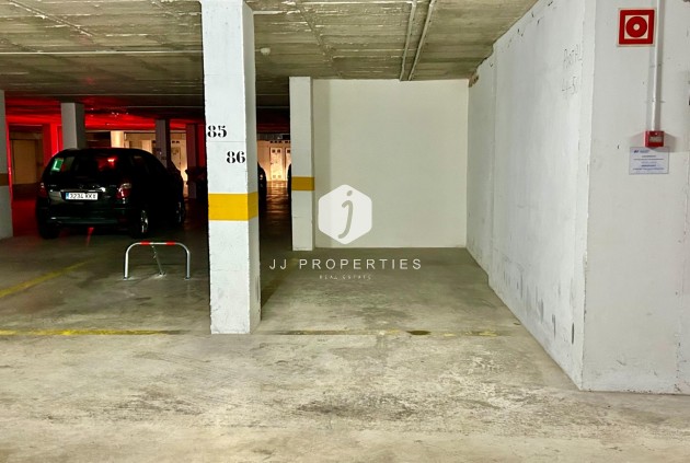 Z drugiej ręki - Mieszkanie w bloku -
Torrevieja - Estacion de autobuses