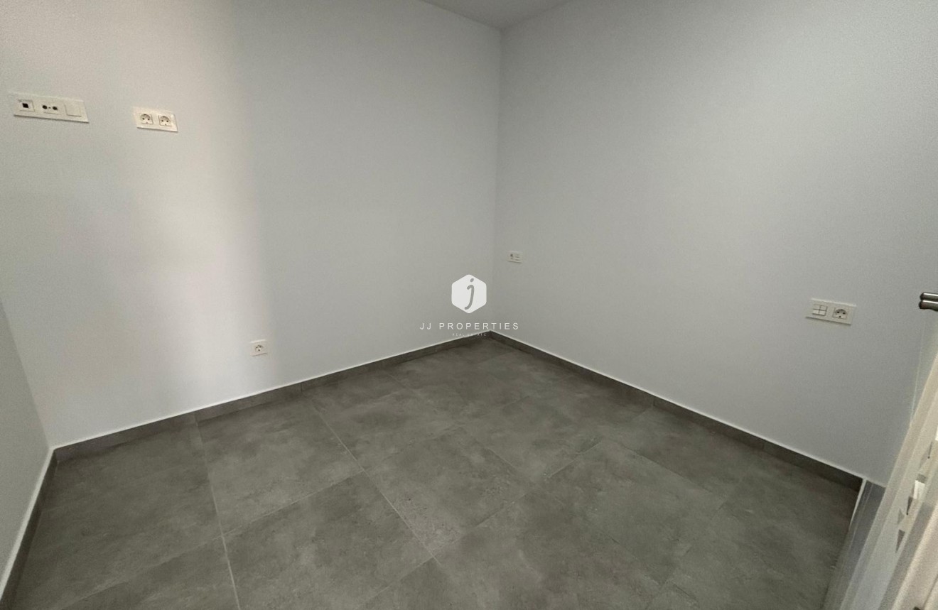 Z drugiej ręki - Mieszkanie w bloku -
Torrevieja - Estacion de autobuses