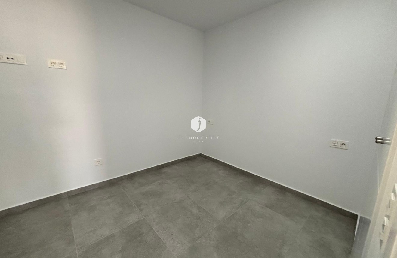 Z drugiej ręki - Mieszkanie w bloku -
Torrevieja - Estacion de autobuses