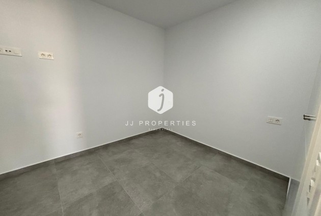 Z drugiej ręki - Mieszkanie w bloku -
Torrevieja - Estacion de autobuses