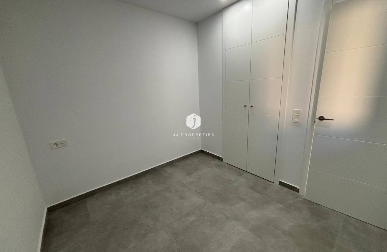 Z drugiej ręki - Mieszkanie w bloku -
Torrevieja - Estacion de autobuses