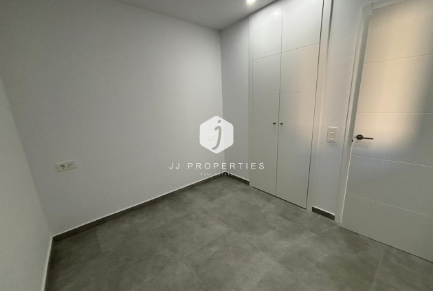 Z drugiej ręki - Mieszkanie w bloku -
Torrevieja - Estacion de autobuses