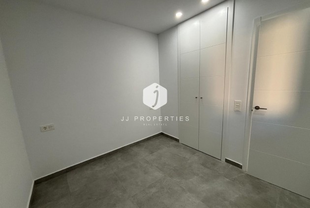 Z drugiej ręki - Mieszkanie w bloku -
Torrevieja - Estacion de autobuses