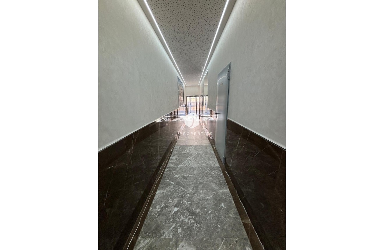 Z drugiej ręki - Mieszkanie w bloku -
Torrevieja - Estacion de autobuses