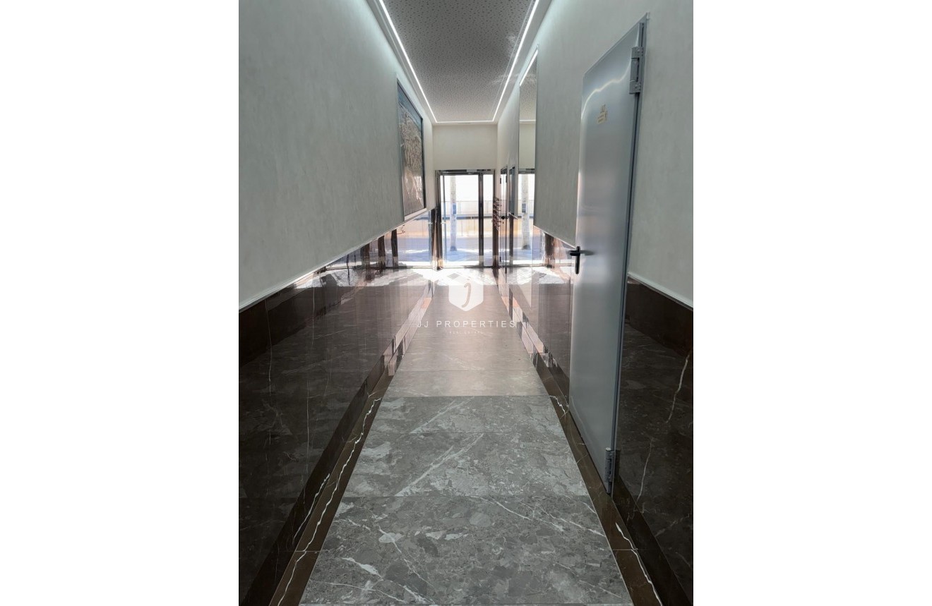 Z drugiej ręki - Mieszkanie w bloku -
Torrevieja - Estacion de autobuses