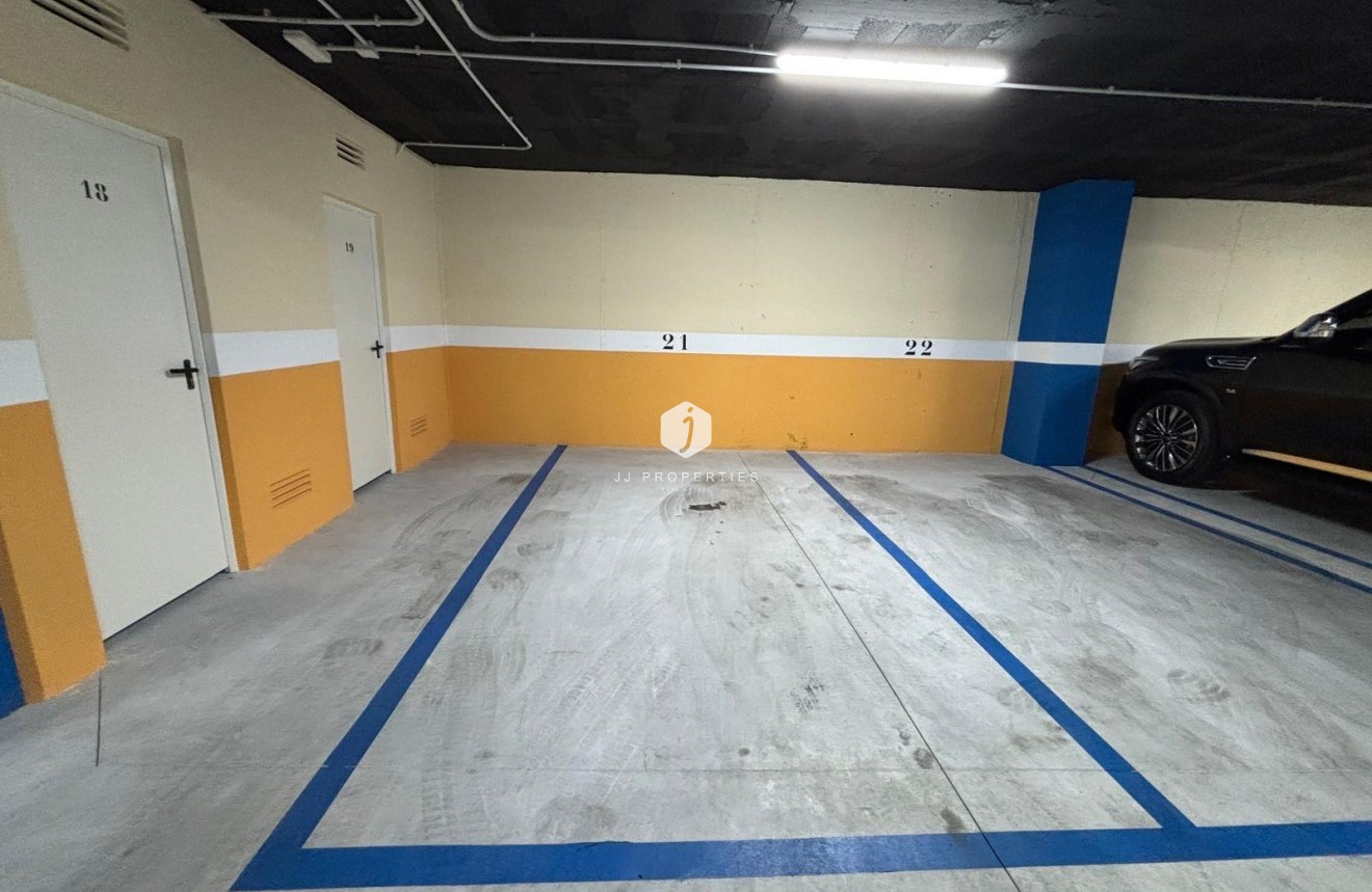 Z drugiej ręki - Mieszkanie w bloku -
Torrevieja - Estacion de autobuses