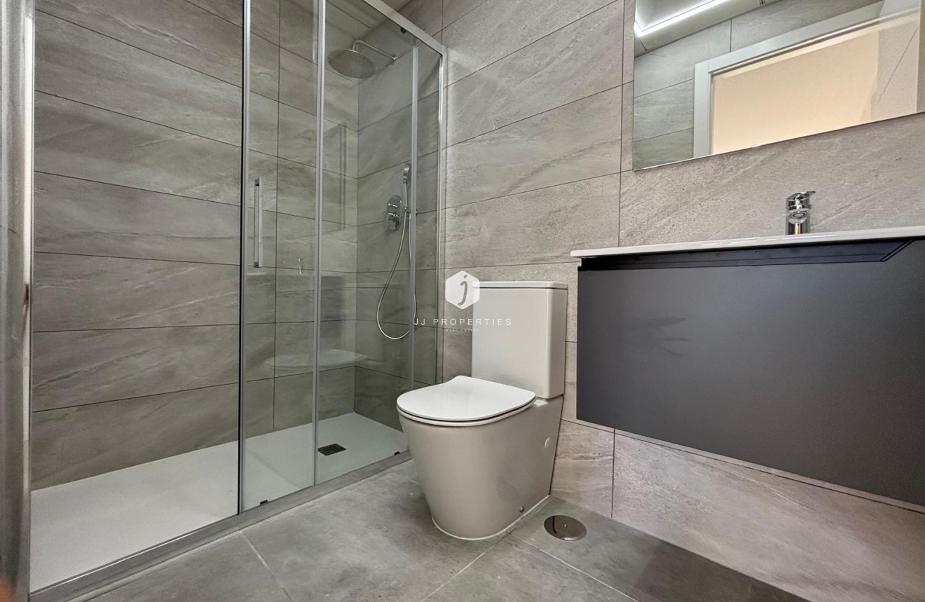 Z drugiej ręki - Mieszkanie w bloku -
Torrevieja - Estacion de autobuses