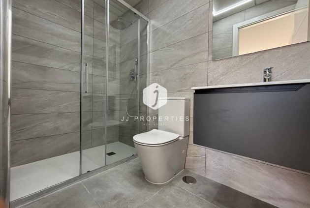 Z drugiej ręki - Mieszkanie w bloku -
Torrevieja - Estacion de autobuses