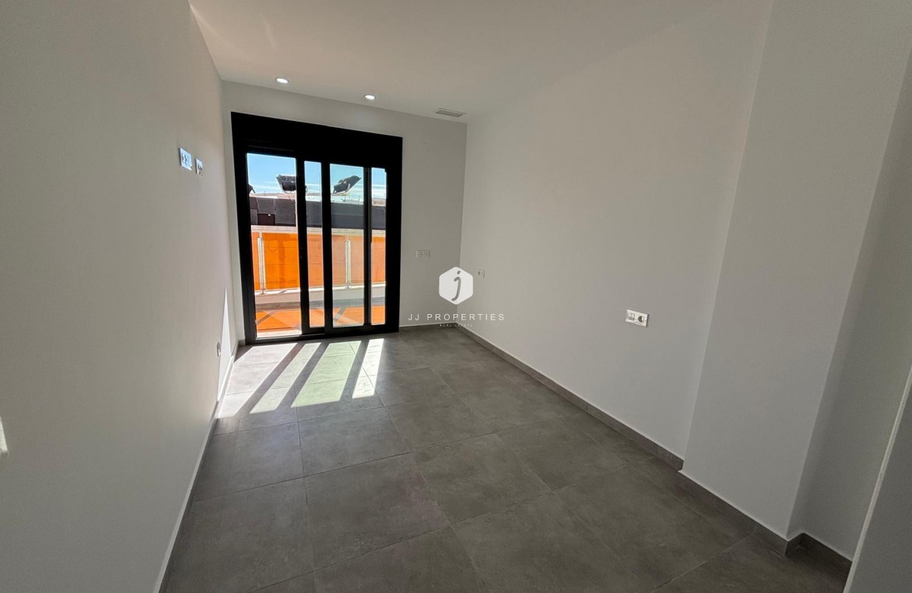 Z drugiej ręki - Mieszkanie w bloku -
Torrevieja - Estacion de autobuses