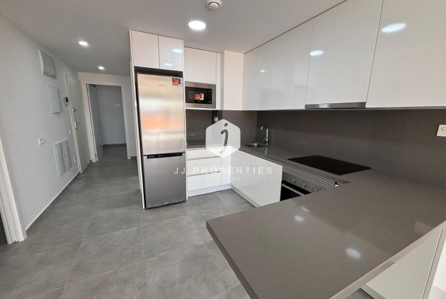 Z drugiej ręki - Mieszkanie w bloku -
Torrevieja - Estacion de autobuses