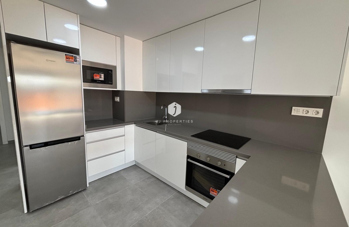 Z drugiej ręki - Mieszkanie w bloku -
Torrevieja - Estacion de autobuses