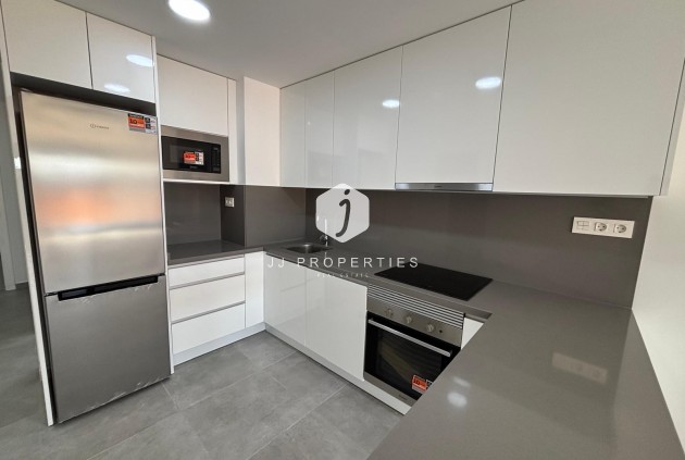 Z drugiej ręki - Mieszkanie w bloku -
Torrevieja - Estacion de autobuses