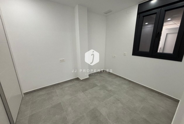 Z drugiej ręki - Mieszkanie w bloku -
Torrevieja - Estacion de autobuses