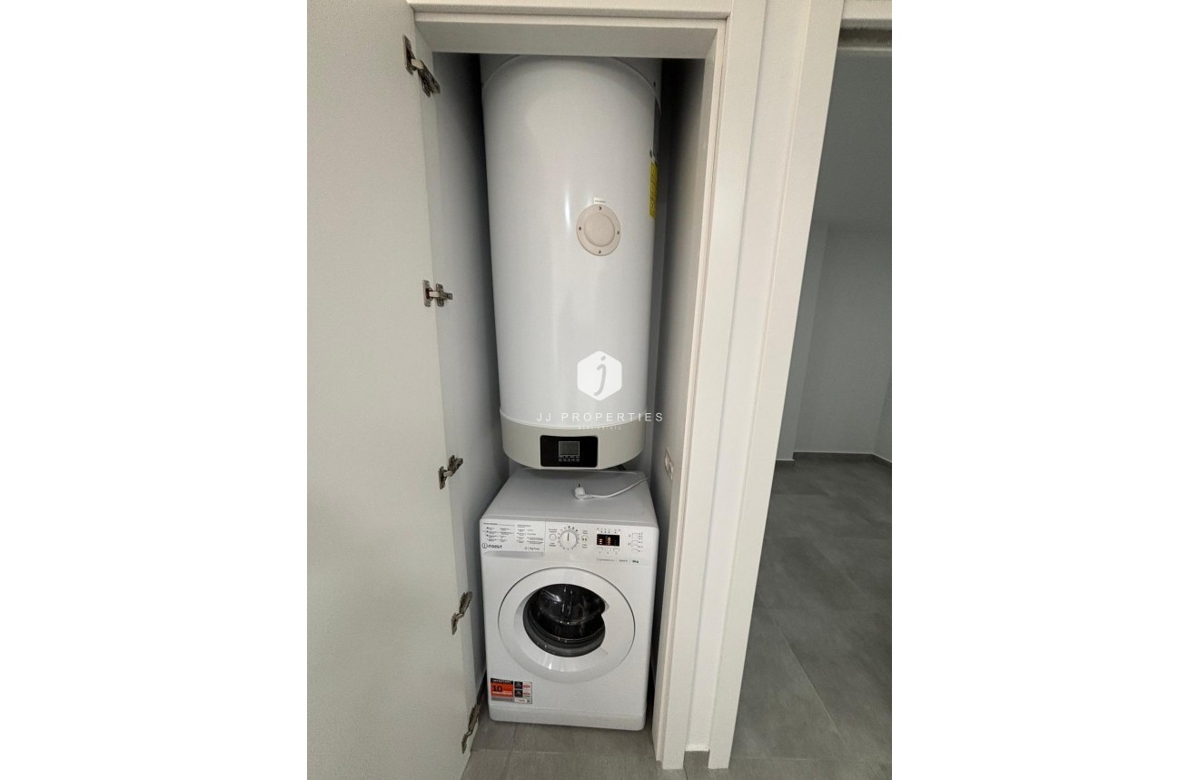 Z drugiej ręki - Mieszkanie w bloku -
Torrevieja - Estacion de autobuses