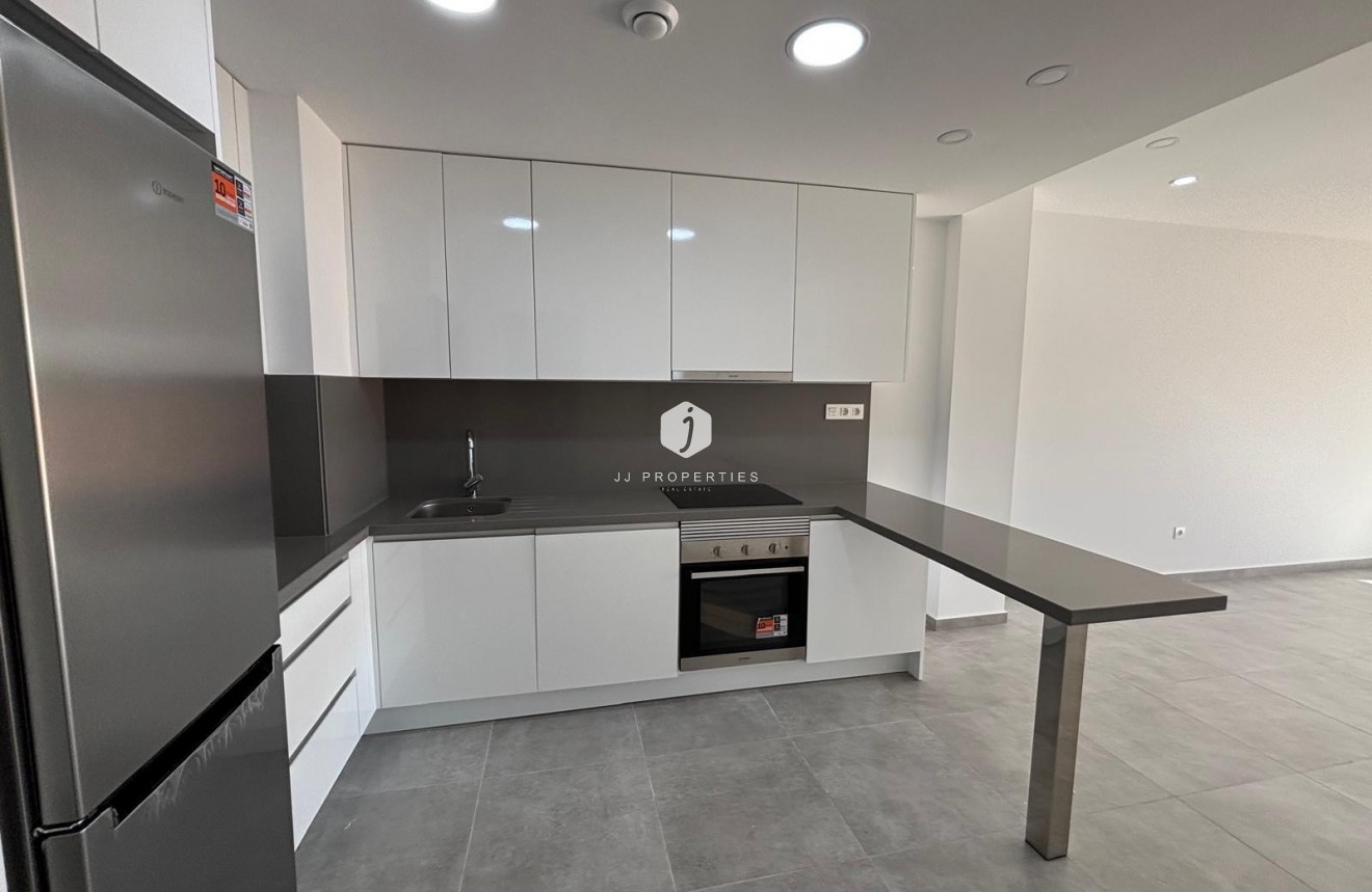 Z drugiej ręki - Mieszkanie w bloku -
Torrevieja - Estacion de autobuses