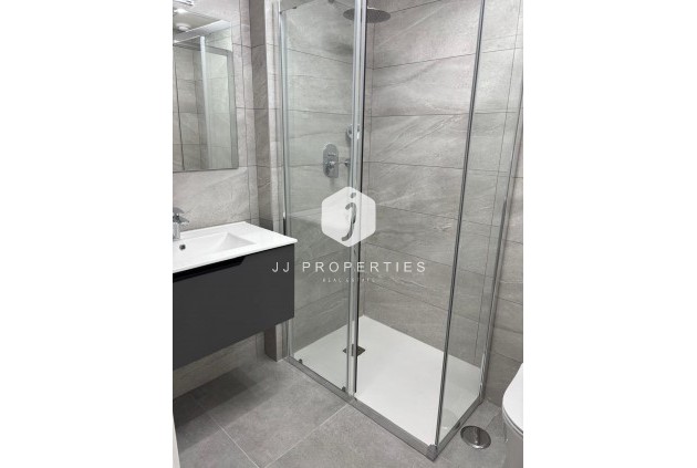 Z drugiej ręki - Mieszkanie w bloku -
Torrevieja - Estacion de autobuses