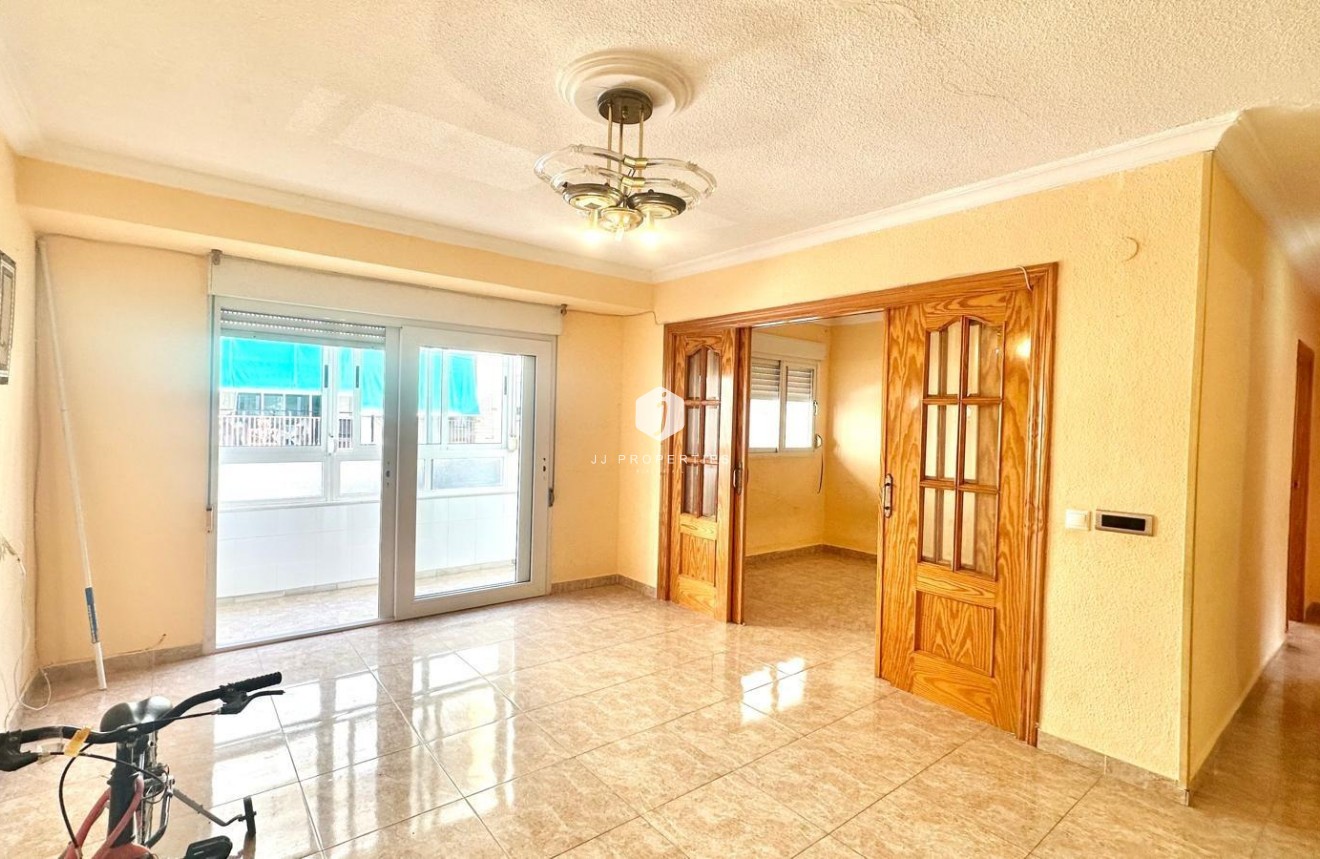 Z drugiej ręki - Mieszkanie w bloku -
Torrevieja - Estacion de autobuses