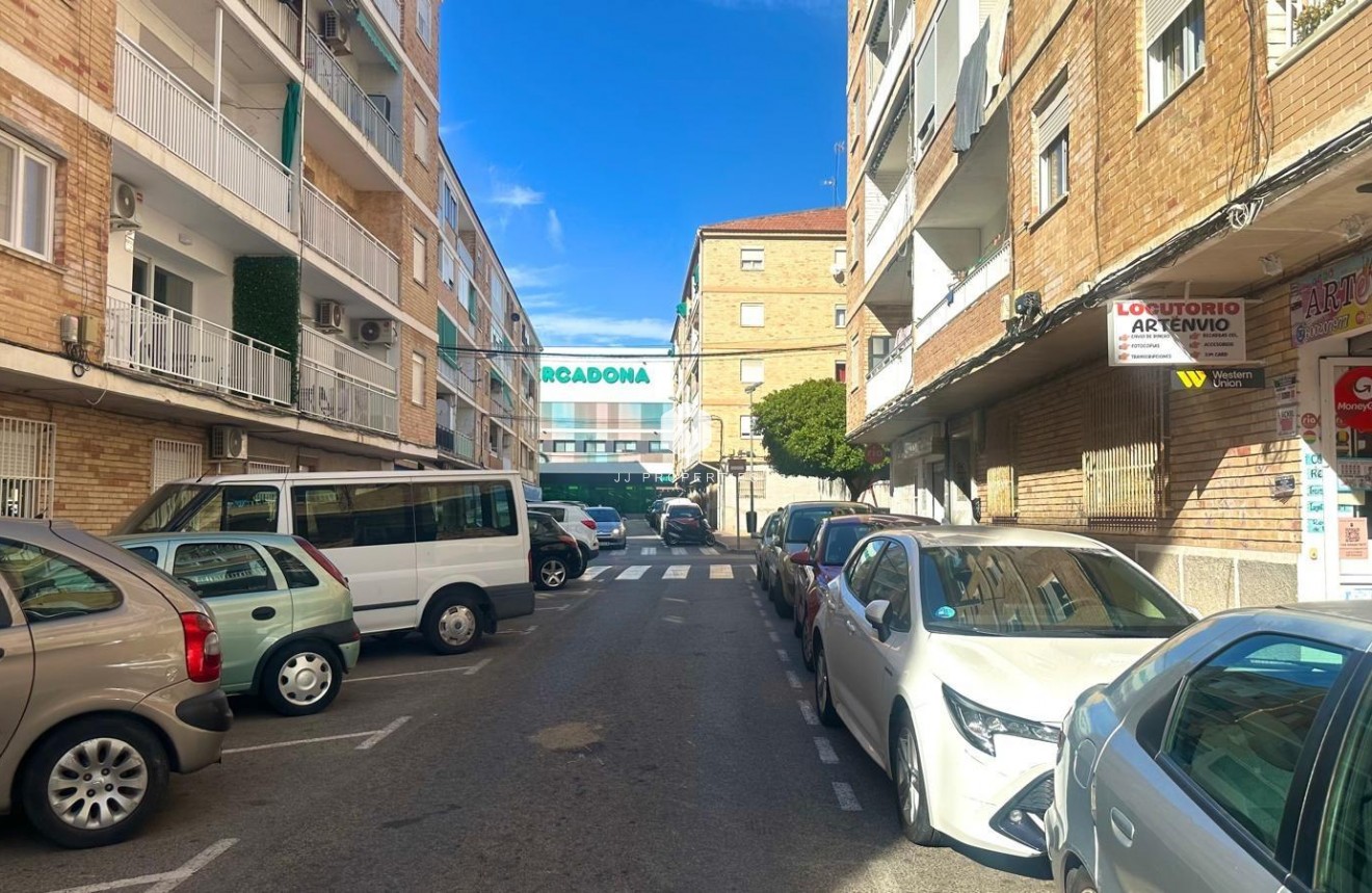 Z drugiej ręki - Mieszkanie w bloku -
Torrevieja - Estacion de autobuses