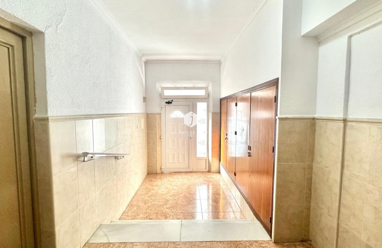 Z drugiej ręki - Mieszkanie w bloku -
Torrevieja - Estacion de autobuses