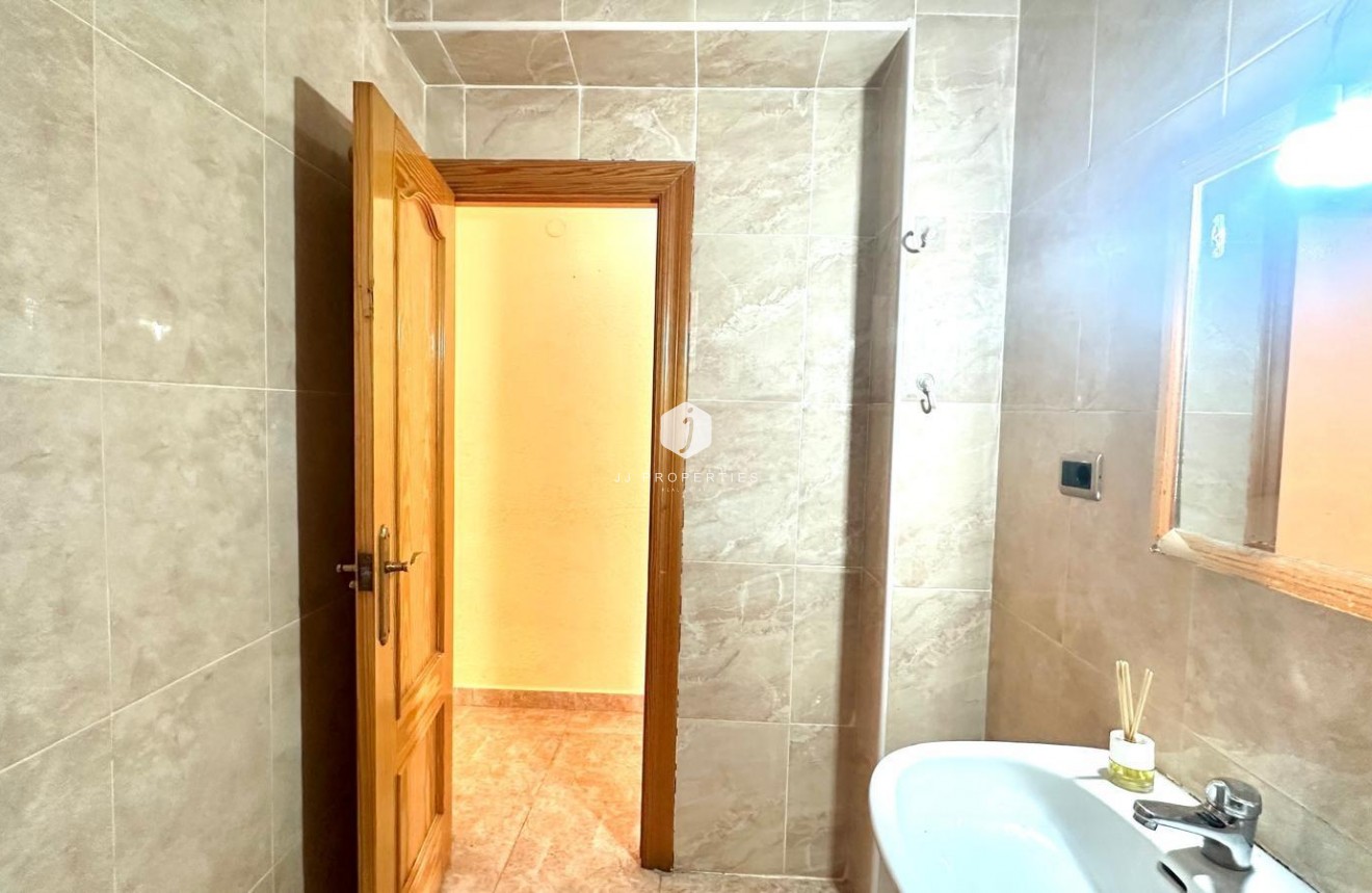 Z drugiej ręki - Mieszkanie w bloku -
Torrevieja - Estacion de autobuses