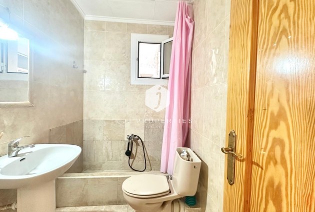 Z drugiej ręki - Mieszkanie w bloku -
Torrevieja - Estacion de autobuses