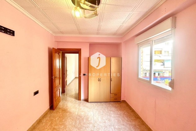 Z drugiej ręki - Mieszkanie w bloku -
Torrevieja - Estacion de autobuses