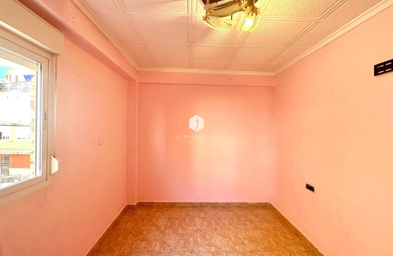 Z drugiej ręki - Mieszkanie w bloku -
Torrevieja - Estacion de autobuses