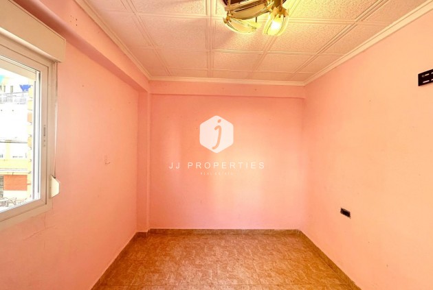 Z drugiej ręki - Mieszkanie w bloku -
Torrevieja - Estacion de autobuses