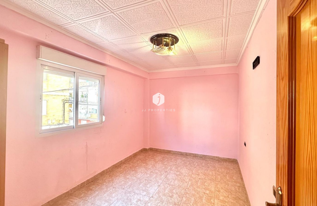 Z drugiej ręki - Mieszkanie w bloku -
Torrevieja - Estacion de autobuses