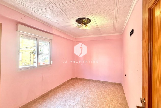 Z drugiej ręki - Mieszkanie w bloku -
Torrevieja - Estacion de autobuses