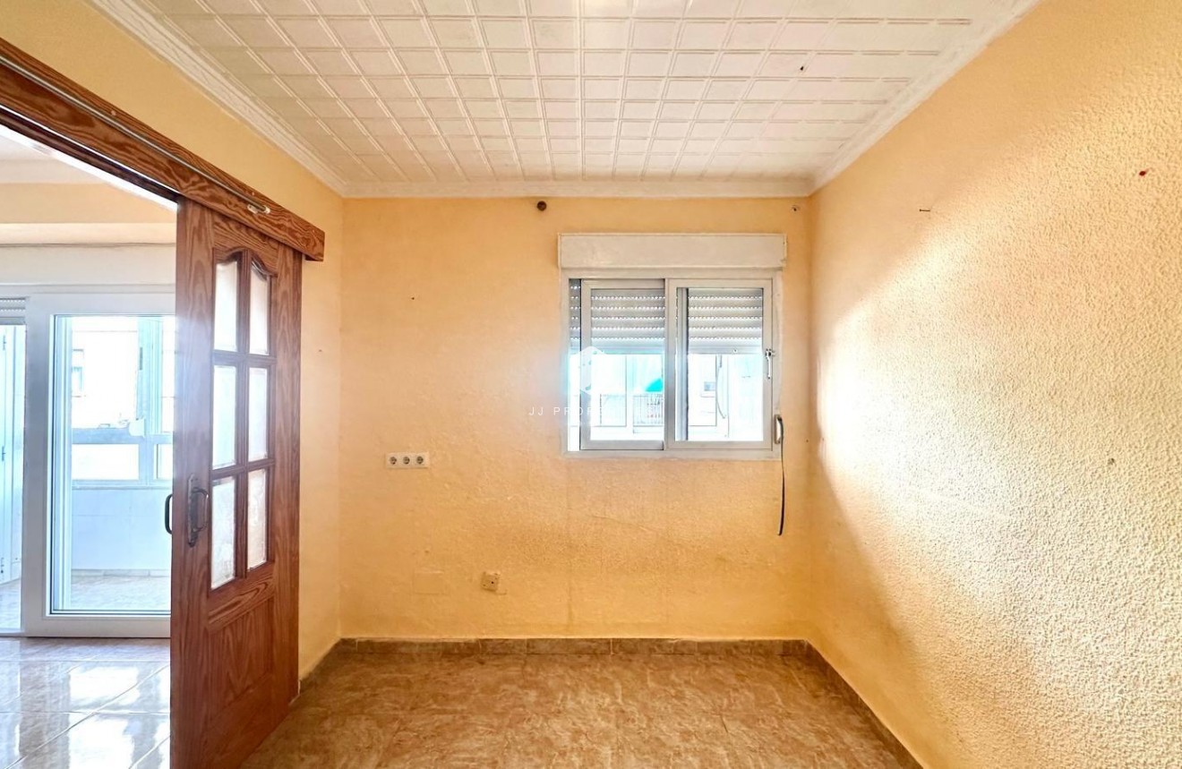 Z drugiej ręki - Mieszkanie w bloku -
Torrevieja - Estacion de autobuses