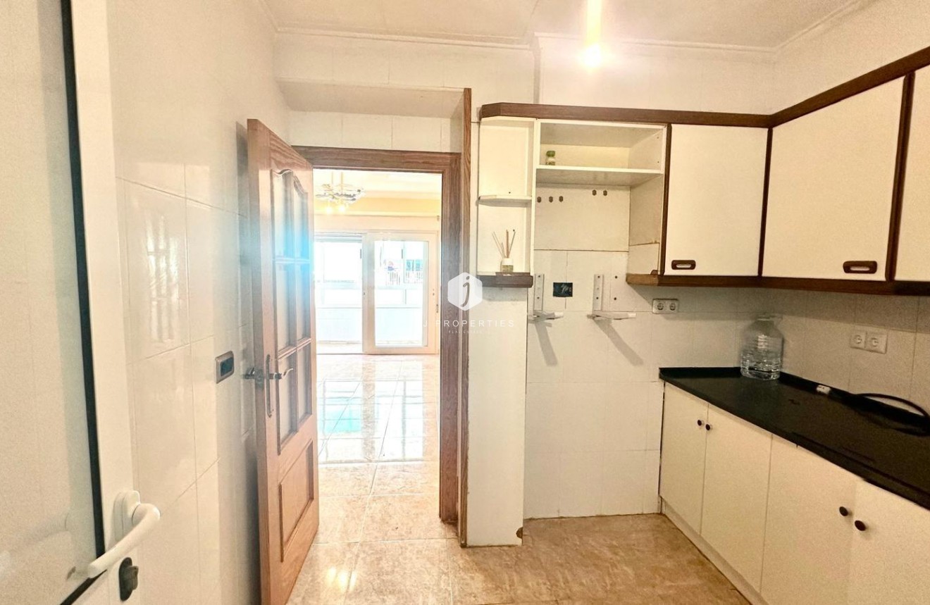 Z drugiej ręki - Mieszkanie w bloku -
Torrevieja - Estacion de autobuses