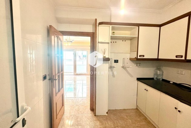 Z drugiej ręki - Mieszkanie w bloku -
Torrevieja - Estacion de autobuses