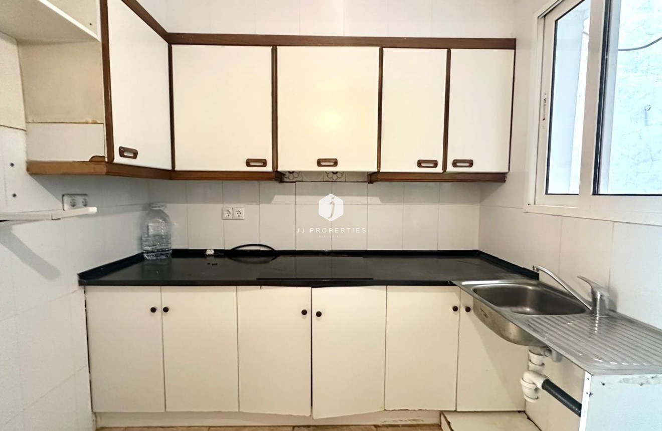 Z drugiej ręki - Mieszkanie w bloku -
Torrevieja - Estacion de autobuses