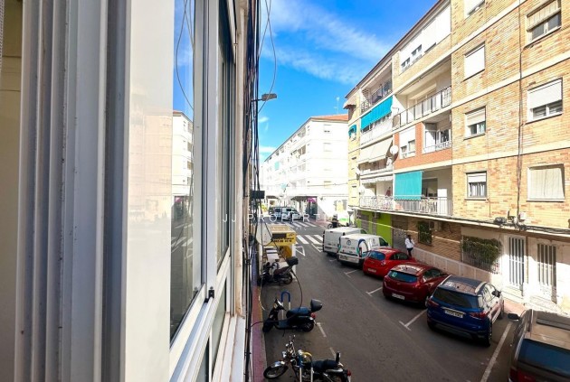 Z drugiej ręki - Mieszkanie w bloku -
Torrevieja - Estacion de autobuses